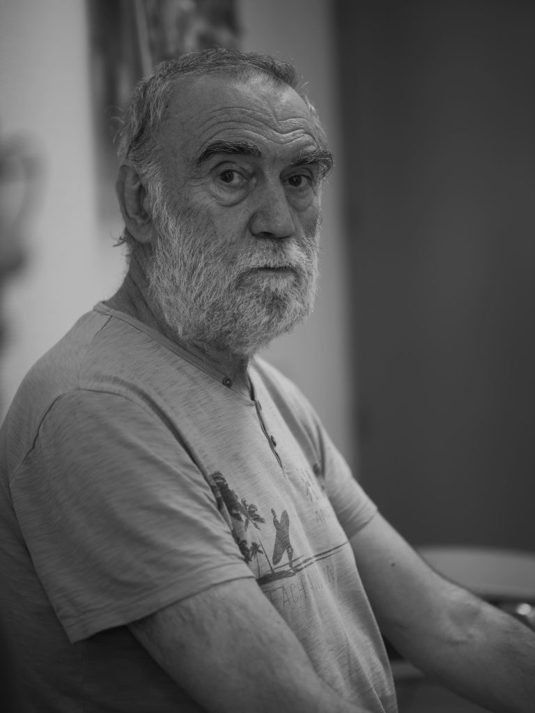 Photo d'un homme âgé en noir et blanc