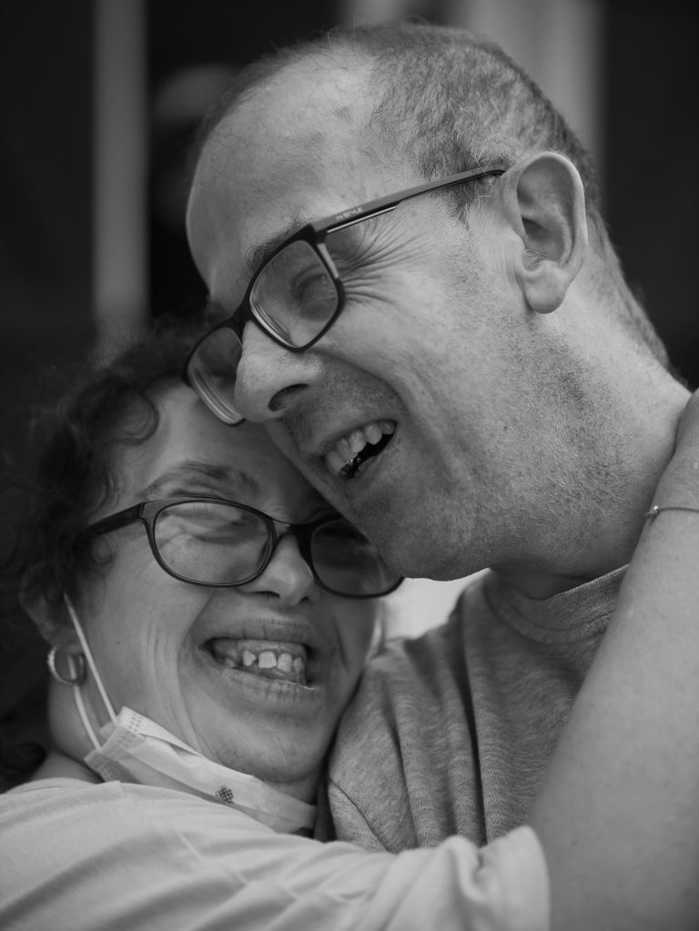 Photographie en noir et blanc de deux personnes qui rient